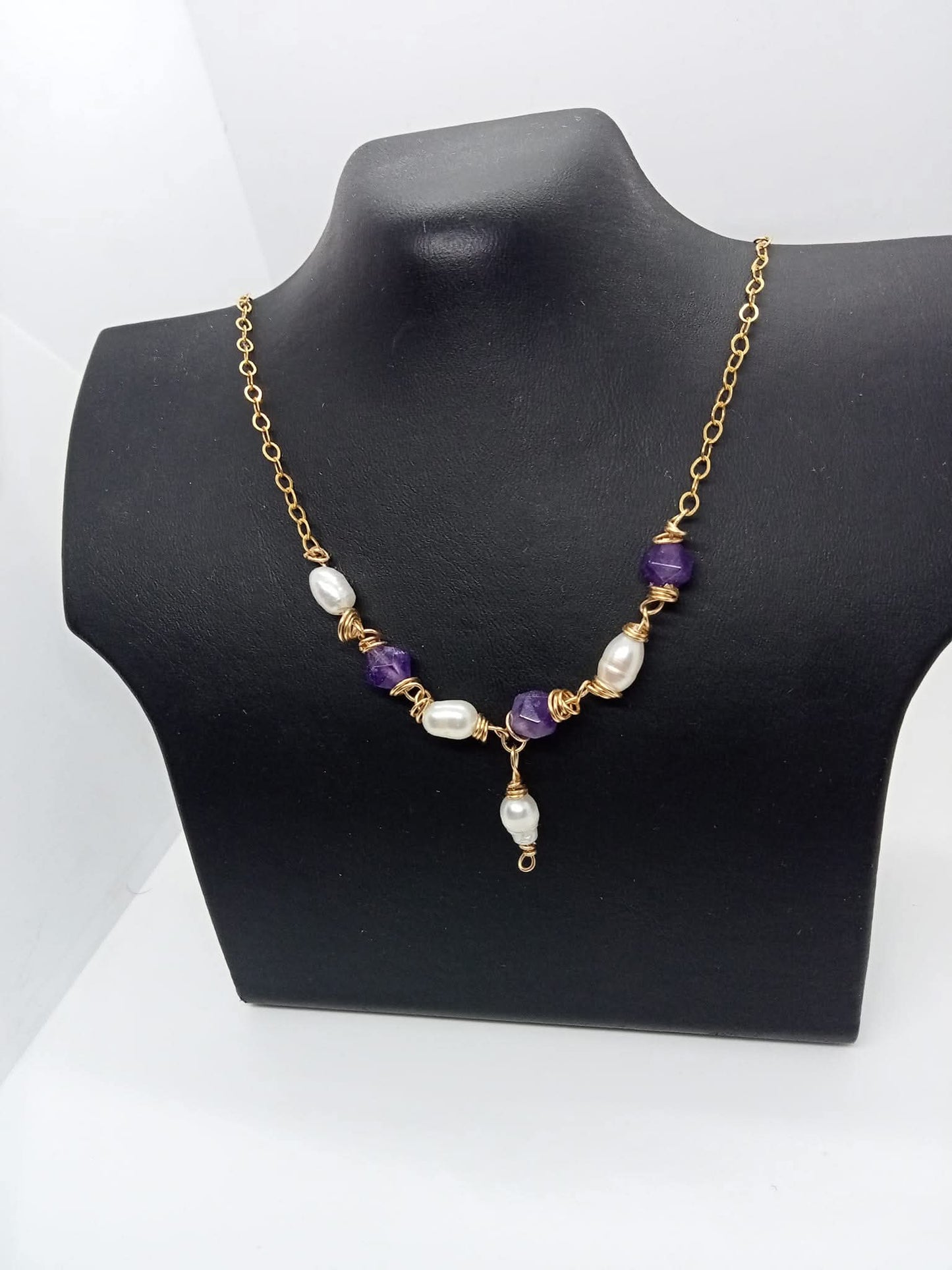 Collier plaqué or, perles d'eau douce et pierres améthystes