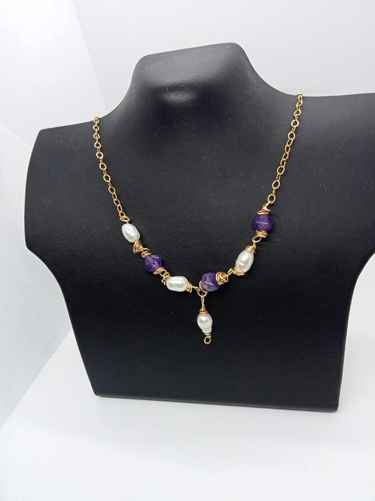 Collier plaqué or, perles d'eau douce et pierres améthystes