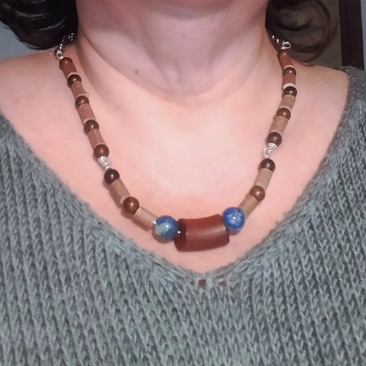 Collier mixte bois de noisetier et pierres sodalites